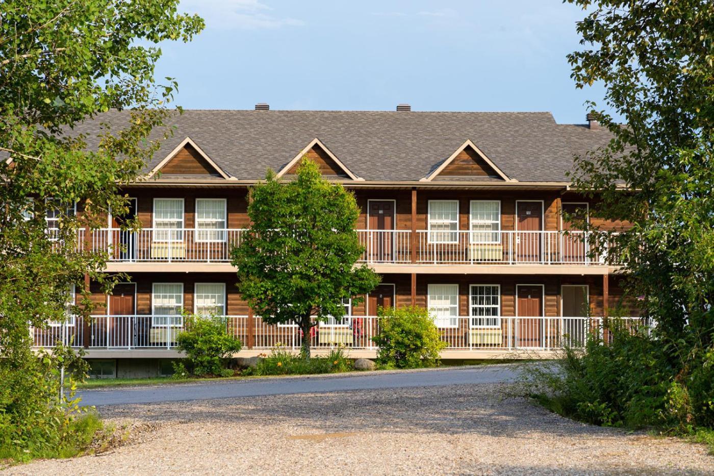 Auberge Royal Papineau Notre-Dame-de-la-Salette エクステリア 写真